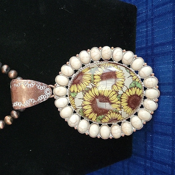 Sunflower necklace - Picture 2 of 5